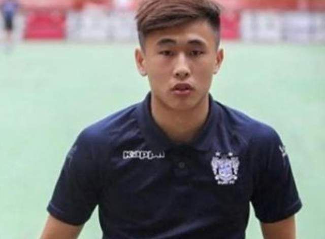 男生叫女生舔自己的坤